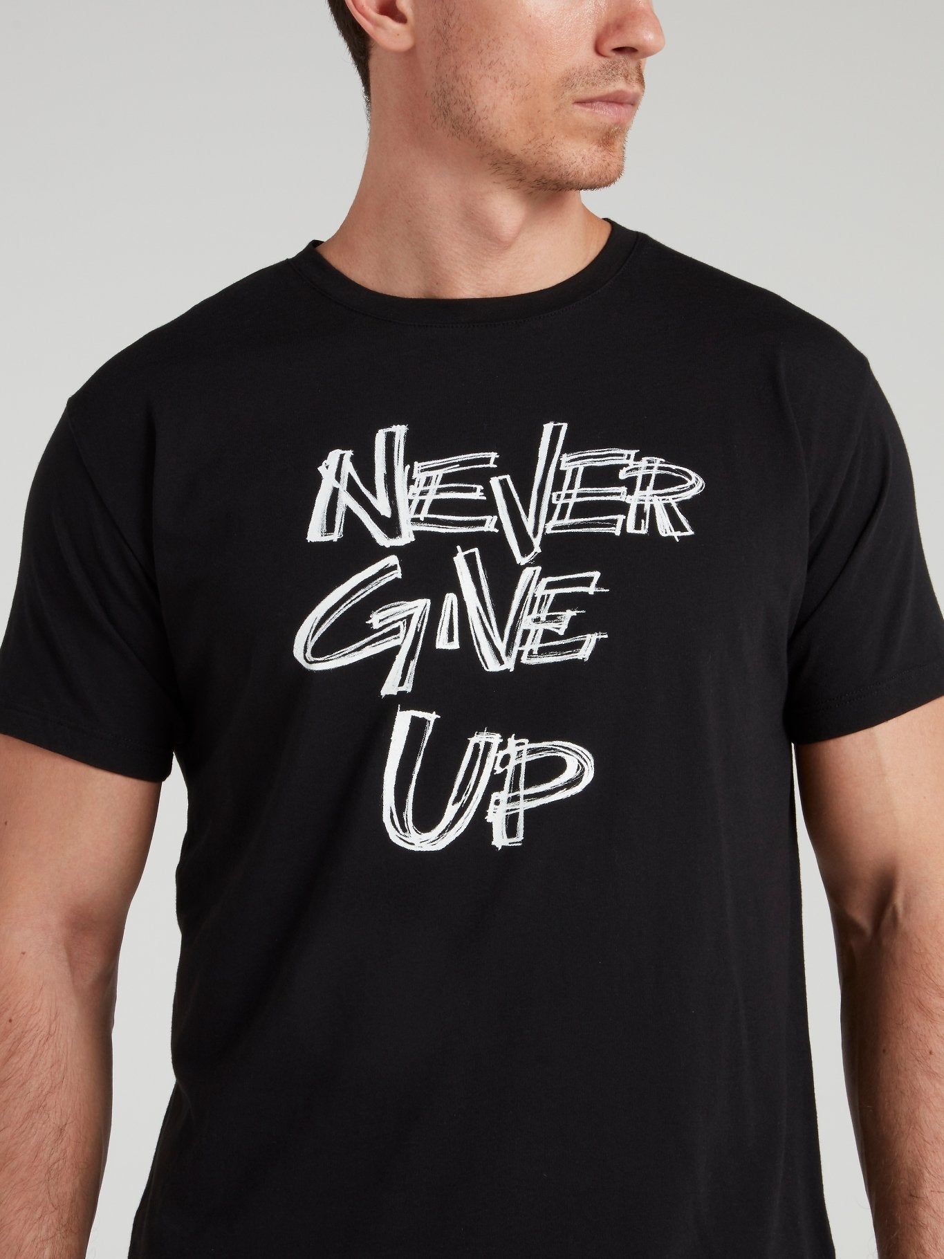 Черная футболка с круглым вырезом и надписями