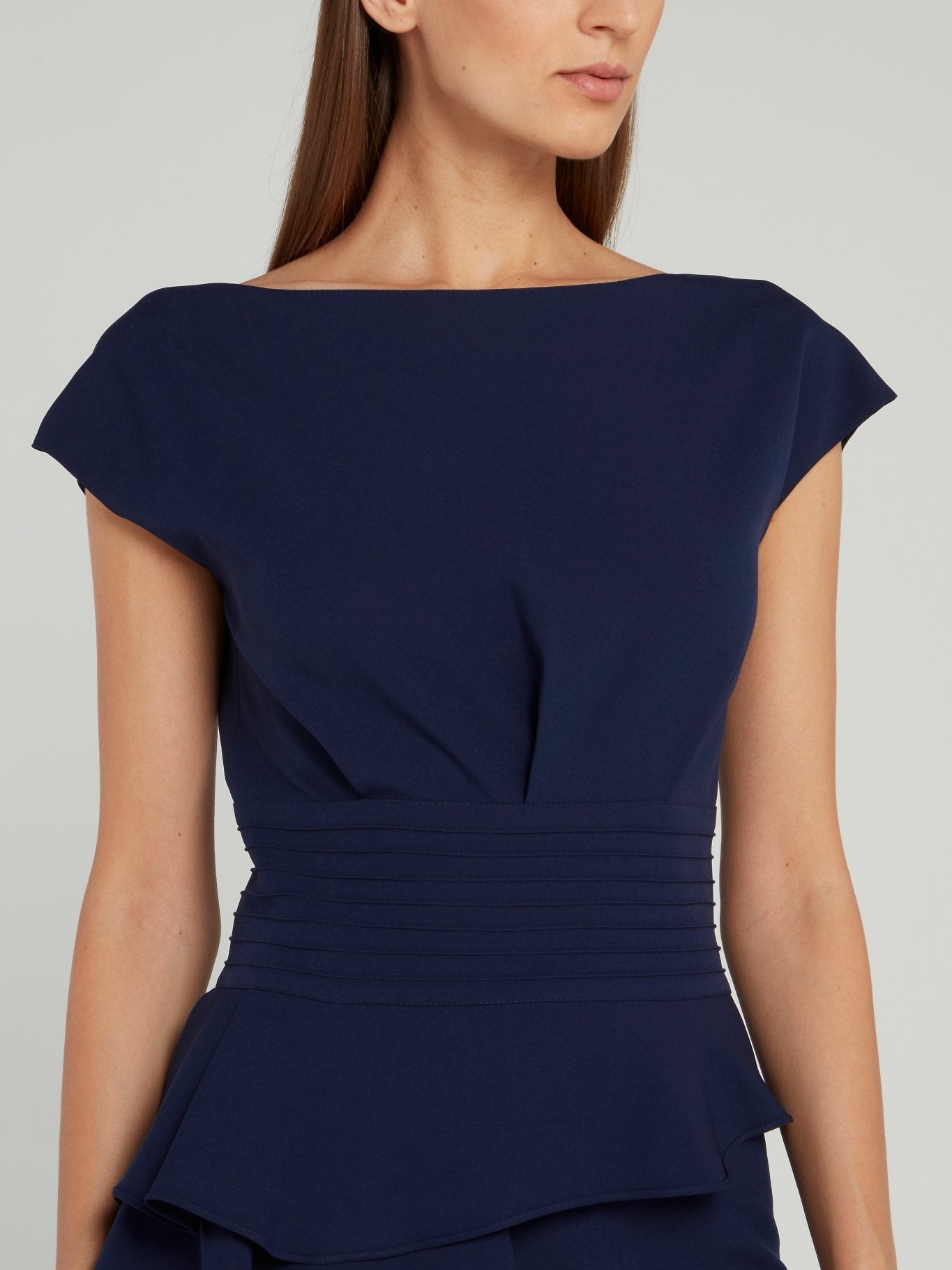 Платье с рюшами и вырезом лодочка