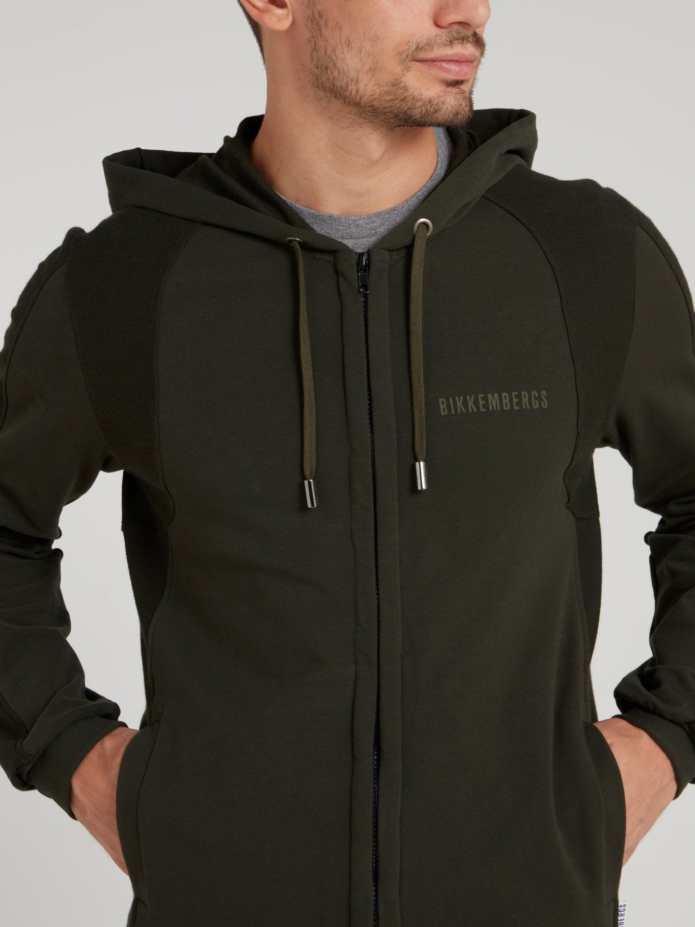 Оливковая толстовка в стиле милитари