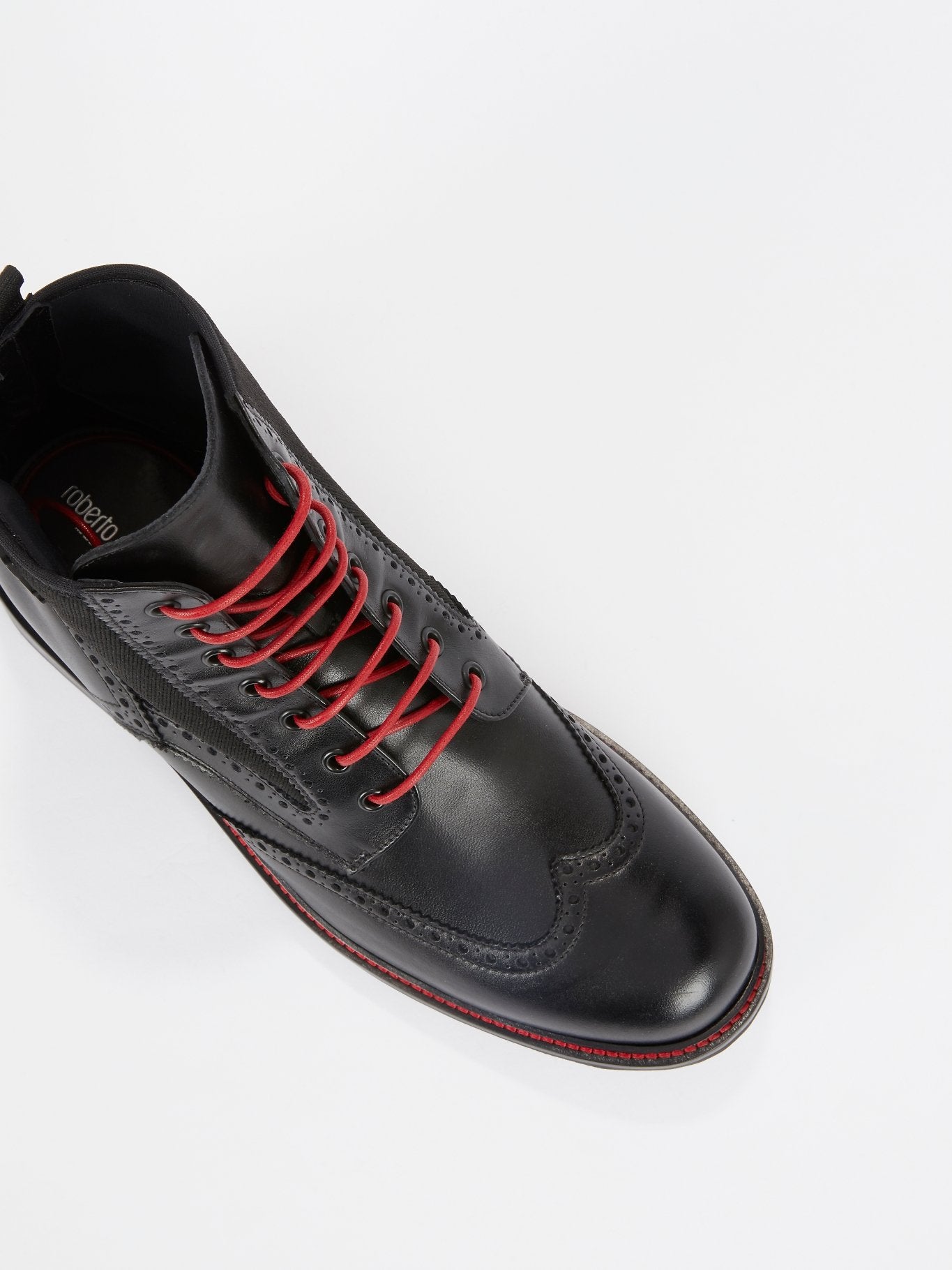 Черные кожаные ботинки