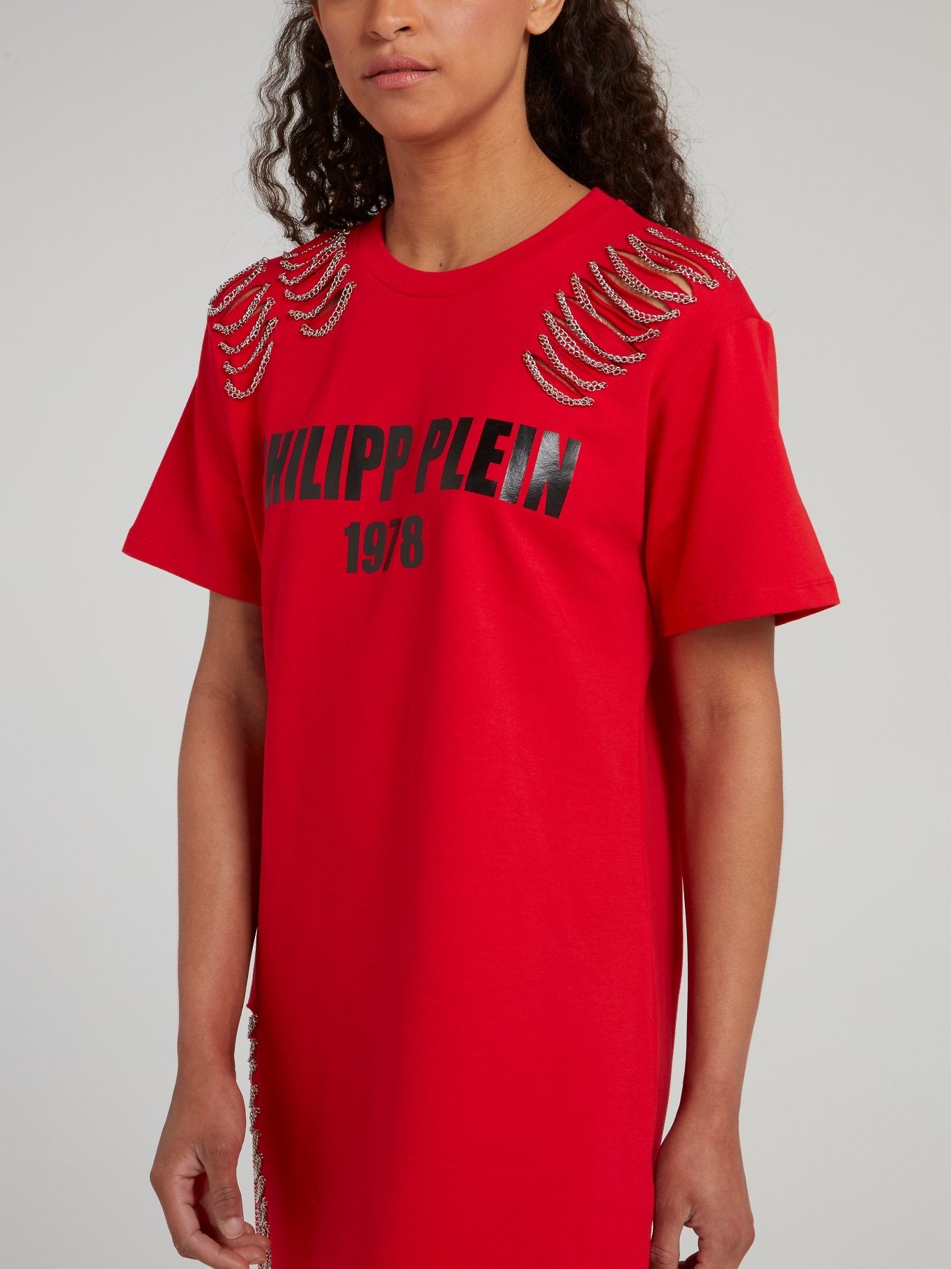 Красное платье-футболка с декором в виде цепочек