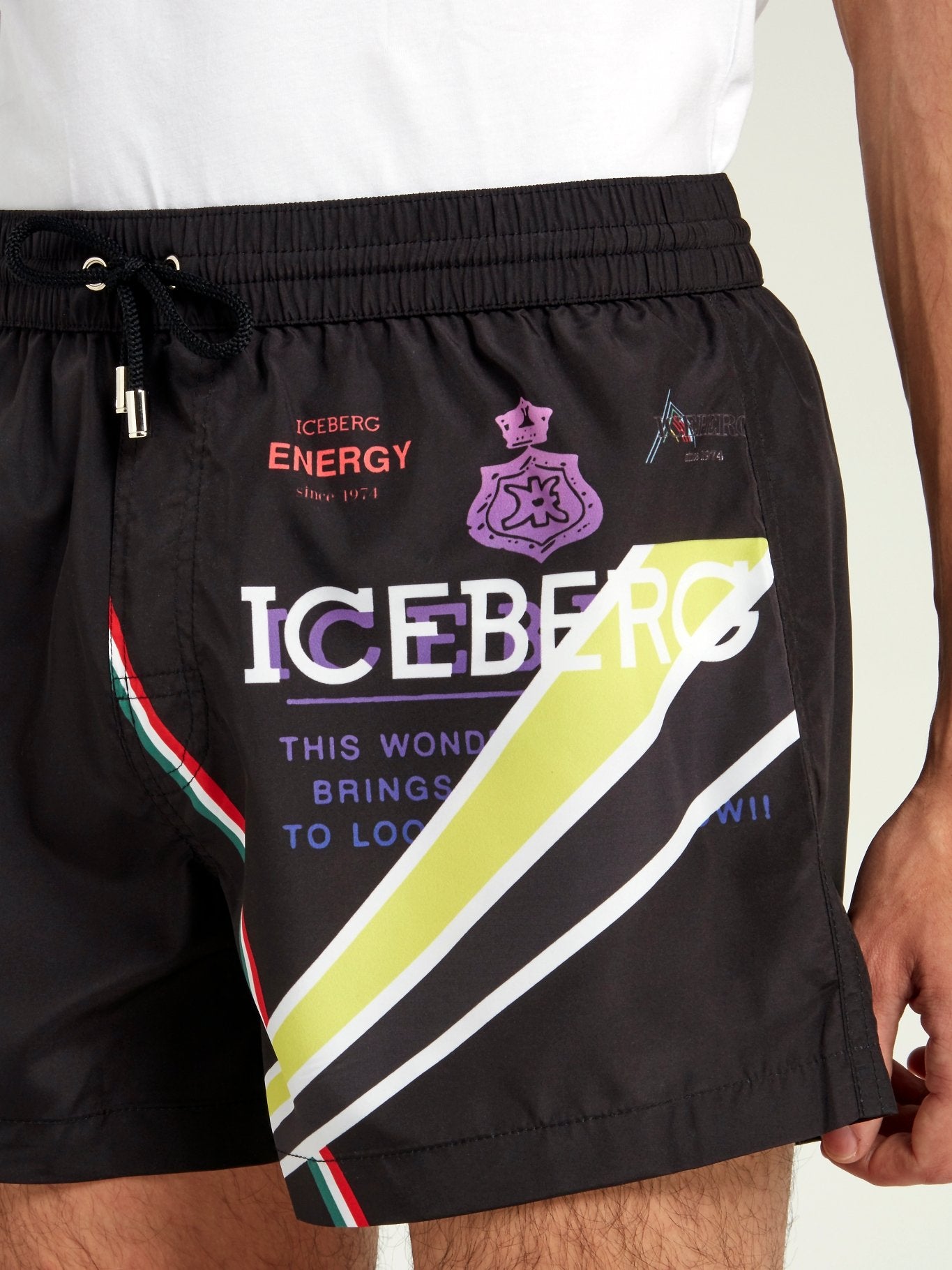Черные шорты на шнуровке с надписями и логотипом