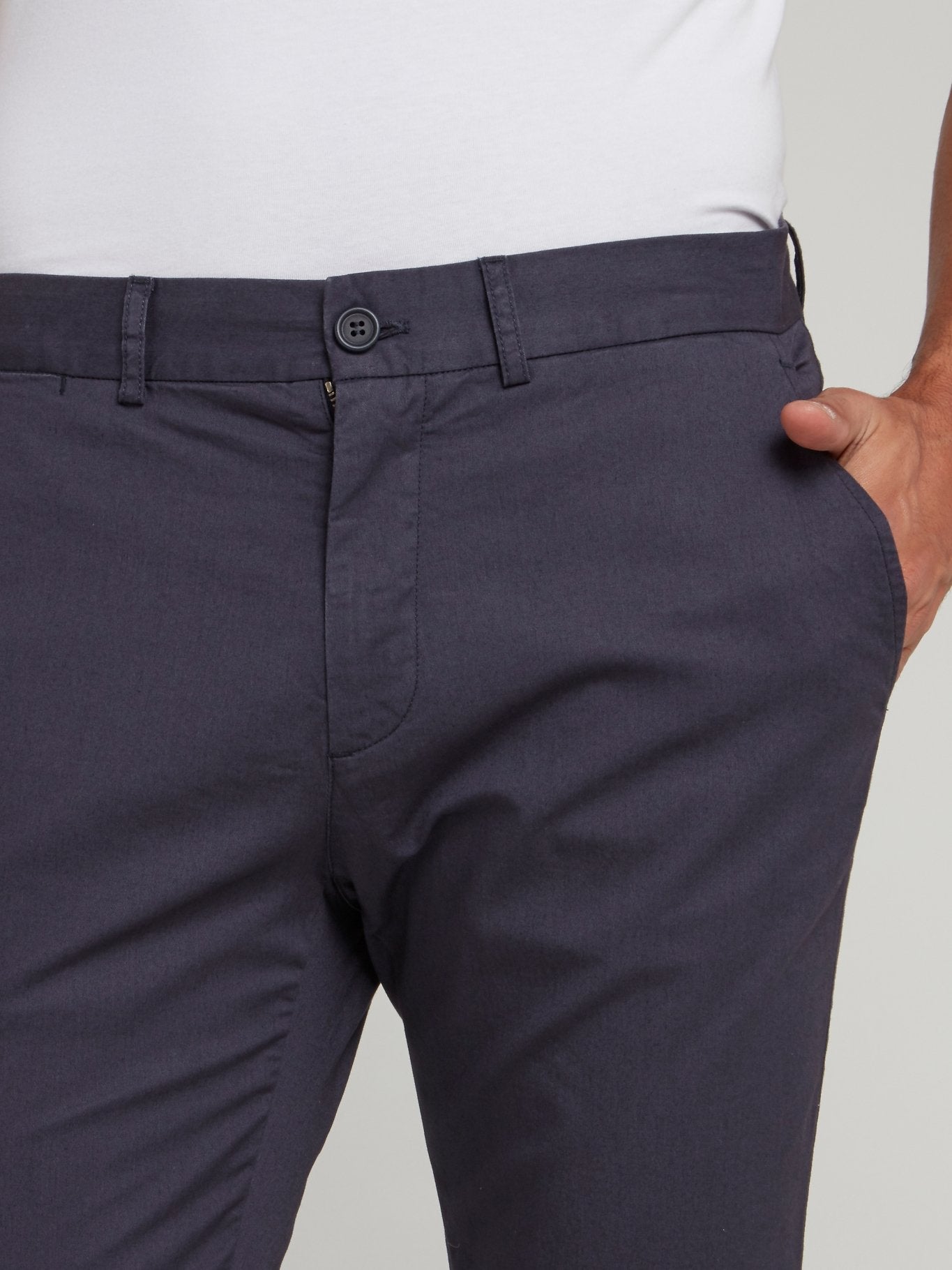 Темно-синие облегающие брюки чинос