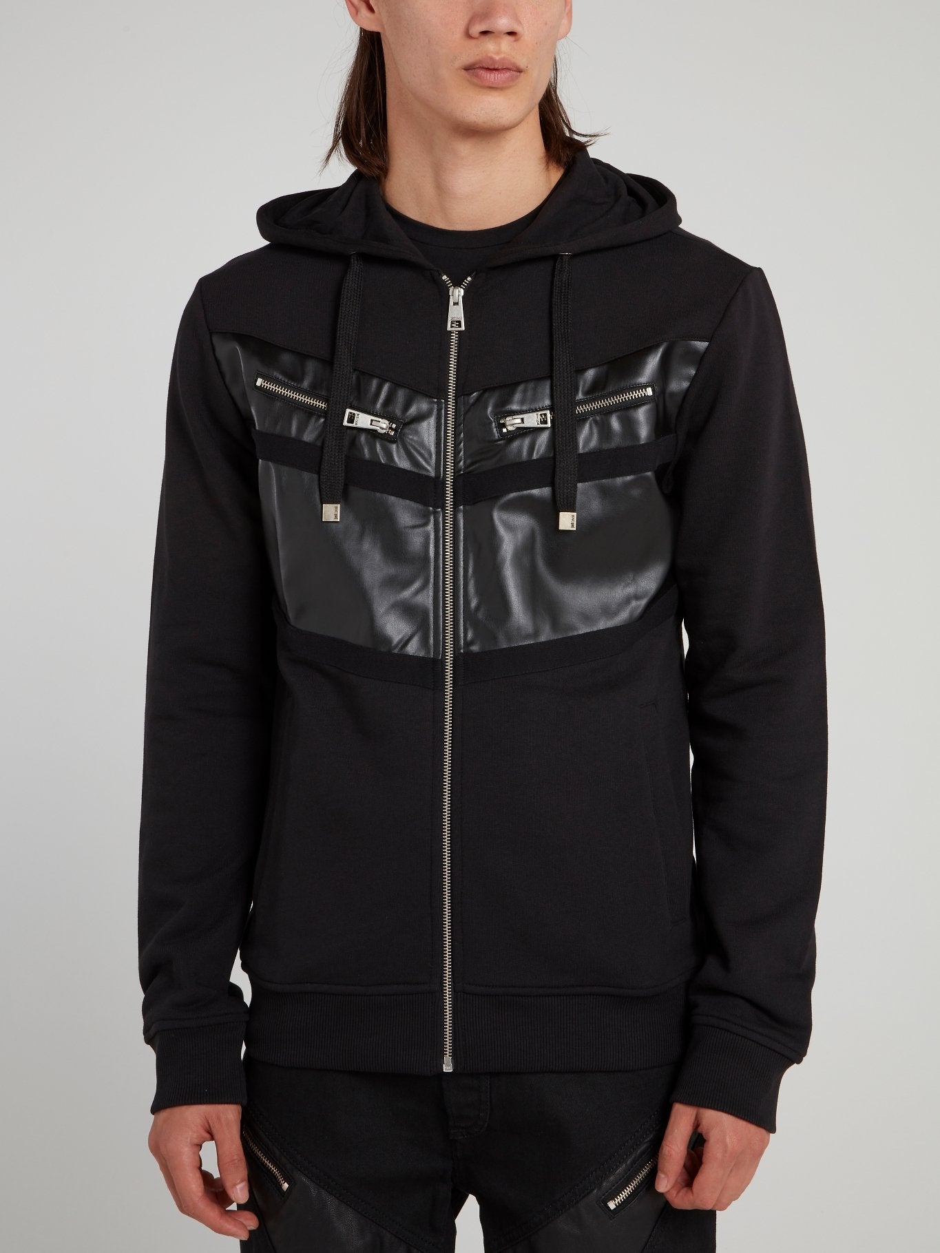 Черная спортивная куртка с кожаными вставками