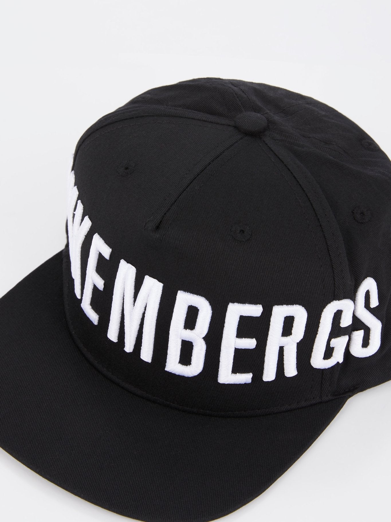 Черная бейсболка с вышитым логотипом