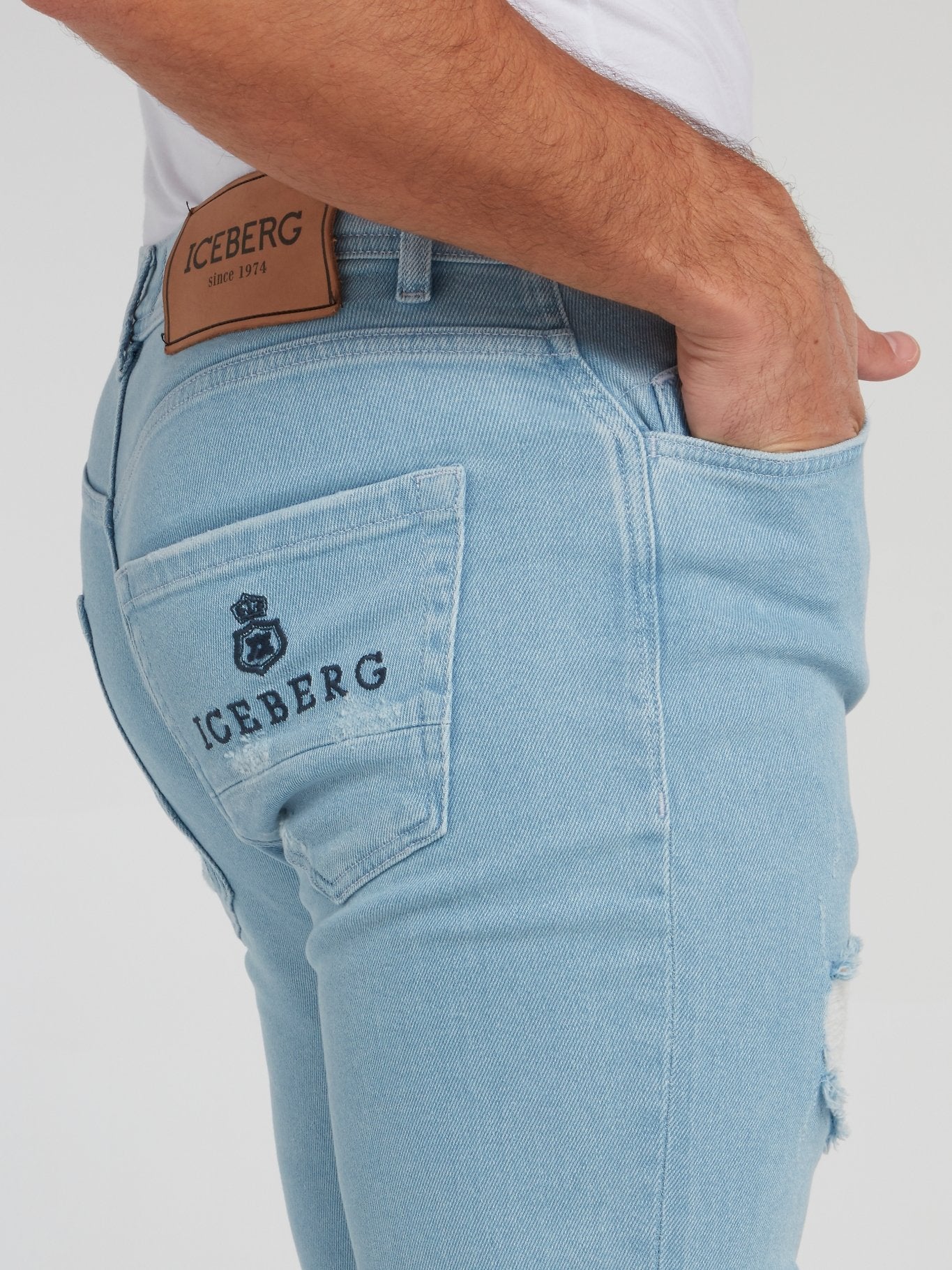 Синие джинсы скинни с рваной отделкой