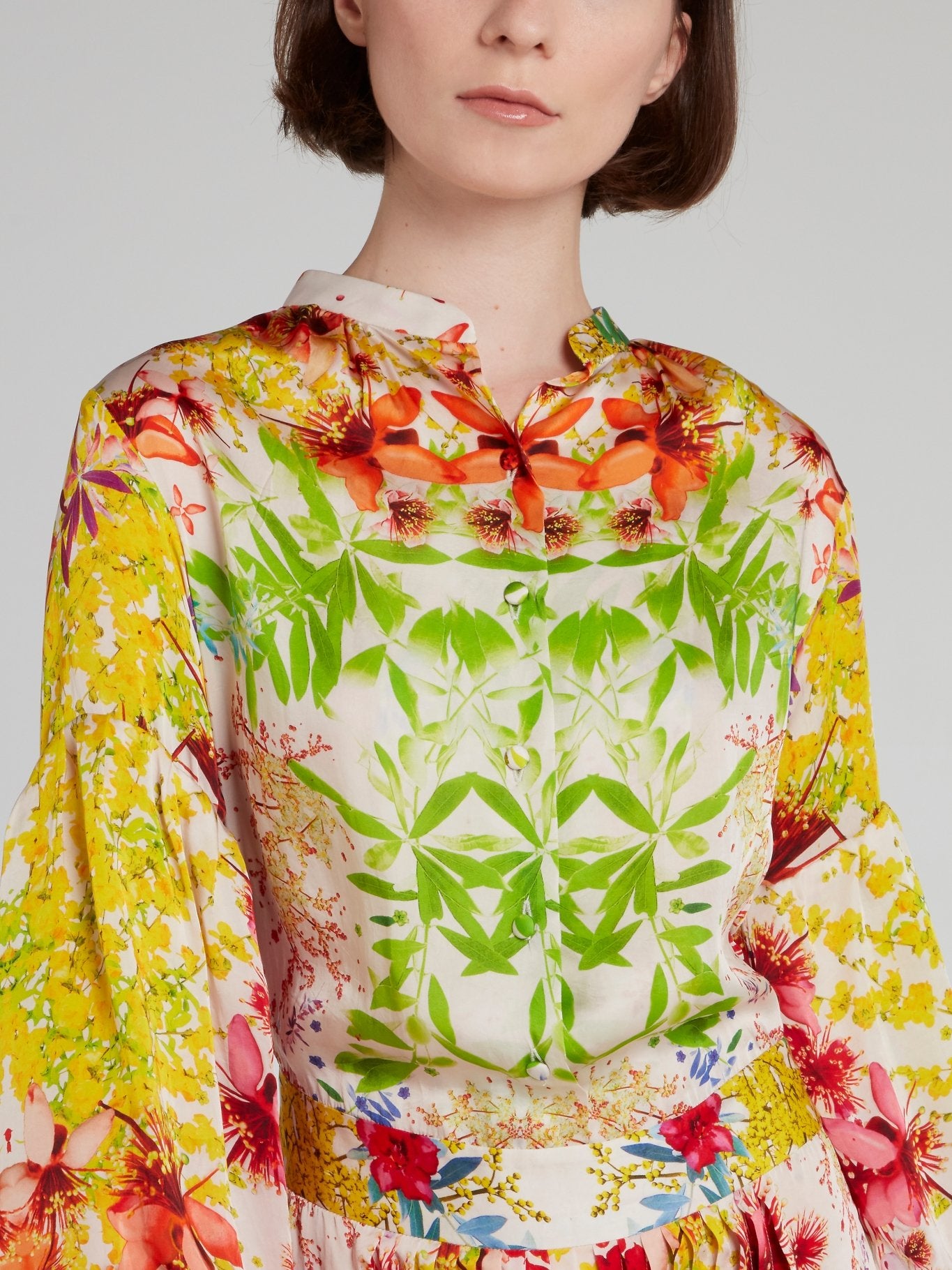 Платье с плиссировкой, разрезом и восточным принтом