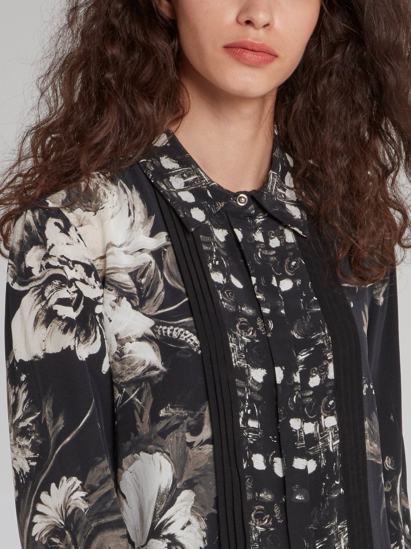 Черно-белая рубашка на пуговицах с цветочным принтом