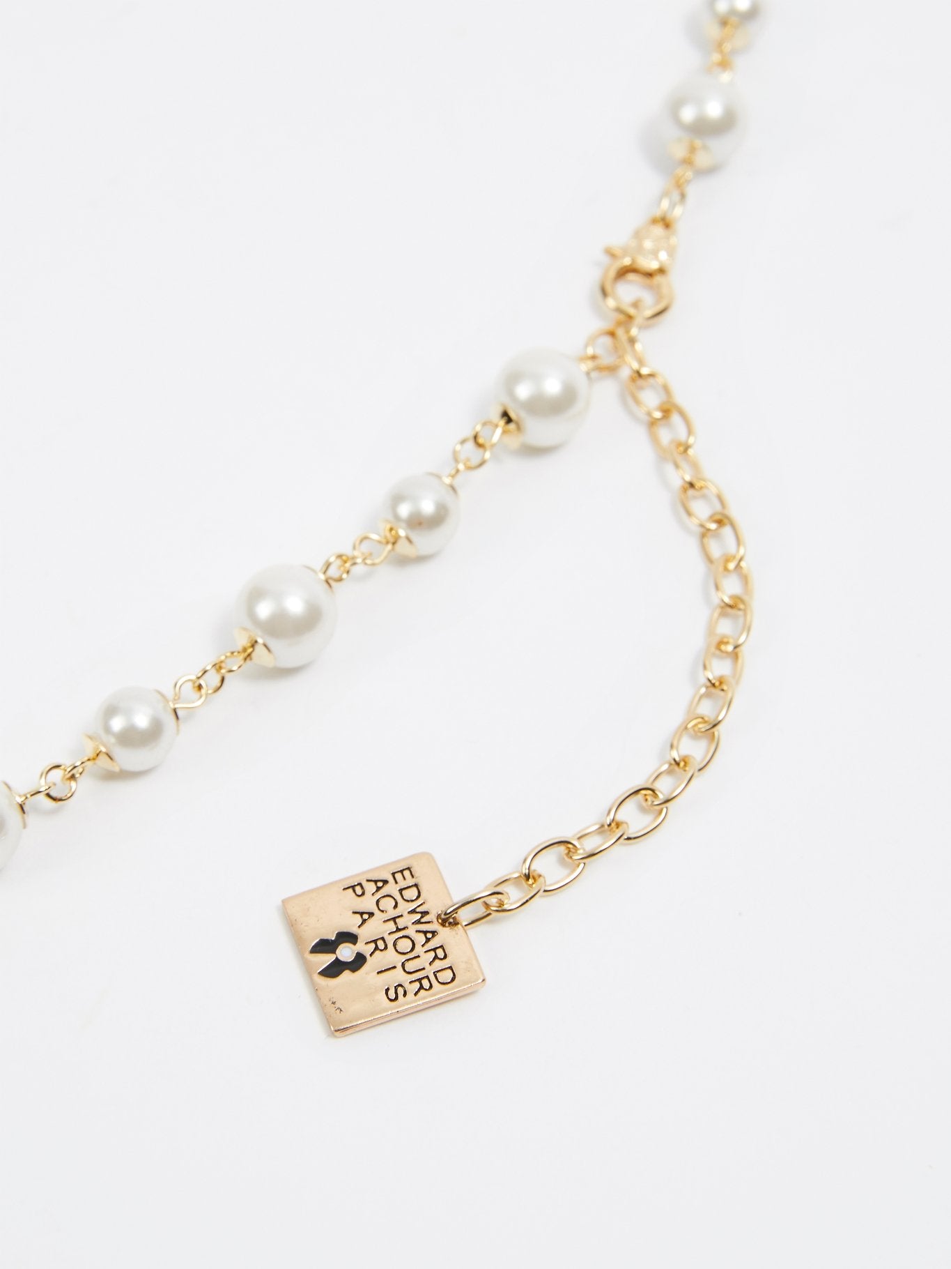 Ожеорелье с жемчужинами и бежевыми цветками