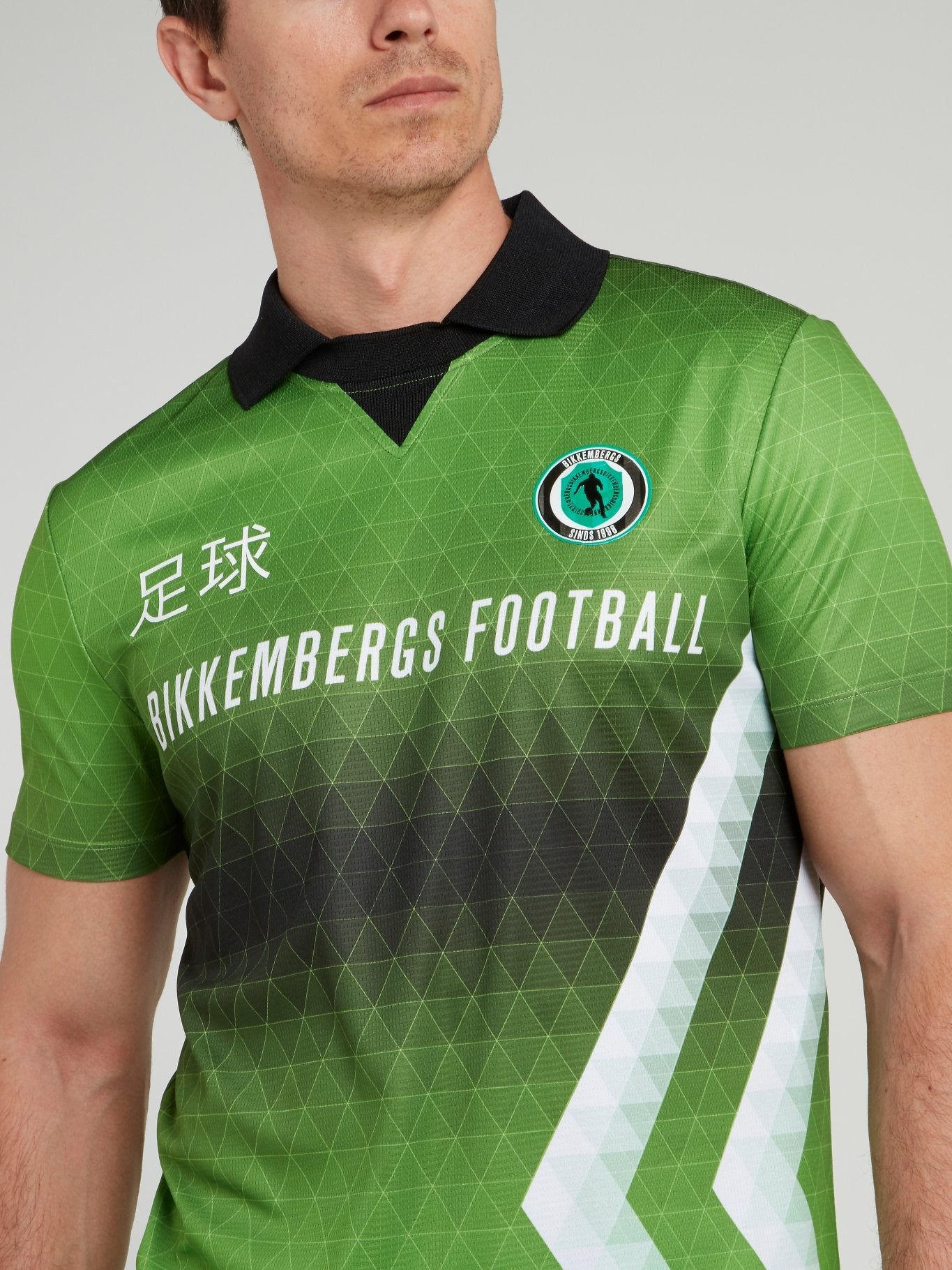 Зеленая спортивная рубашка поло с геометрическим принтом