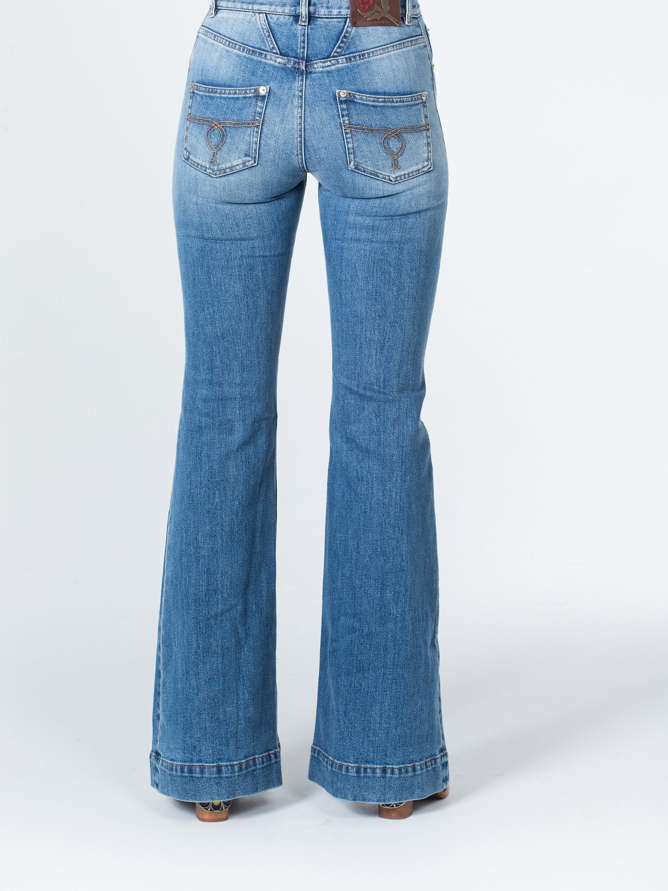 Джинсы клеш с завышенной талией и цветочной вышивкой