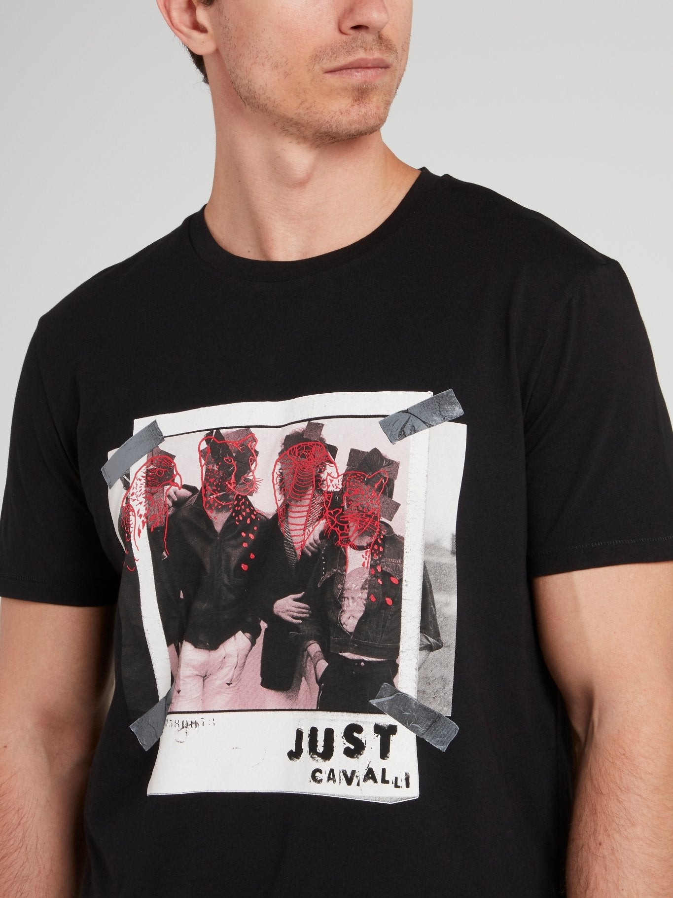 Черная футболка с круглым вырезом и графическим принтом