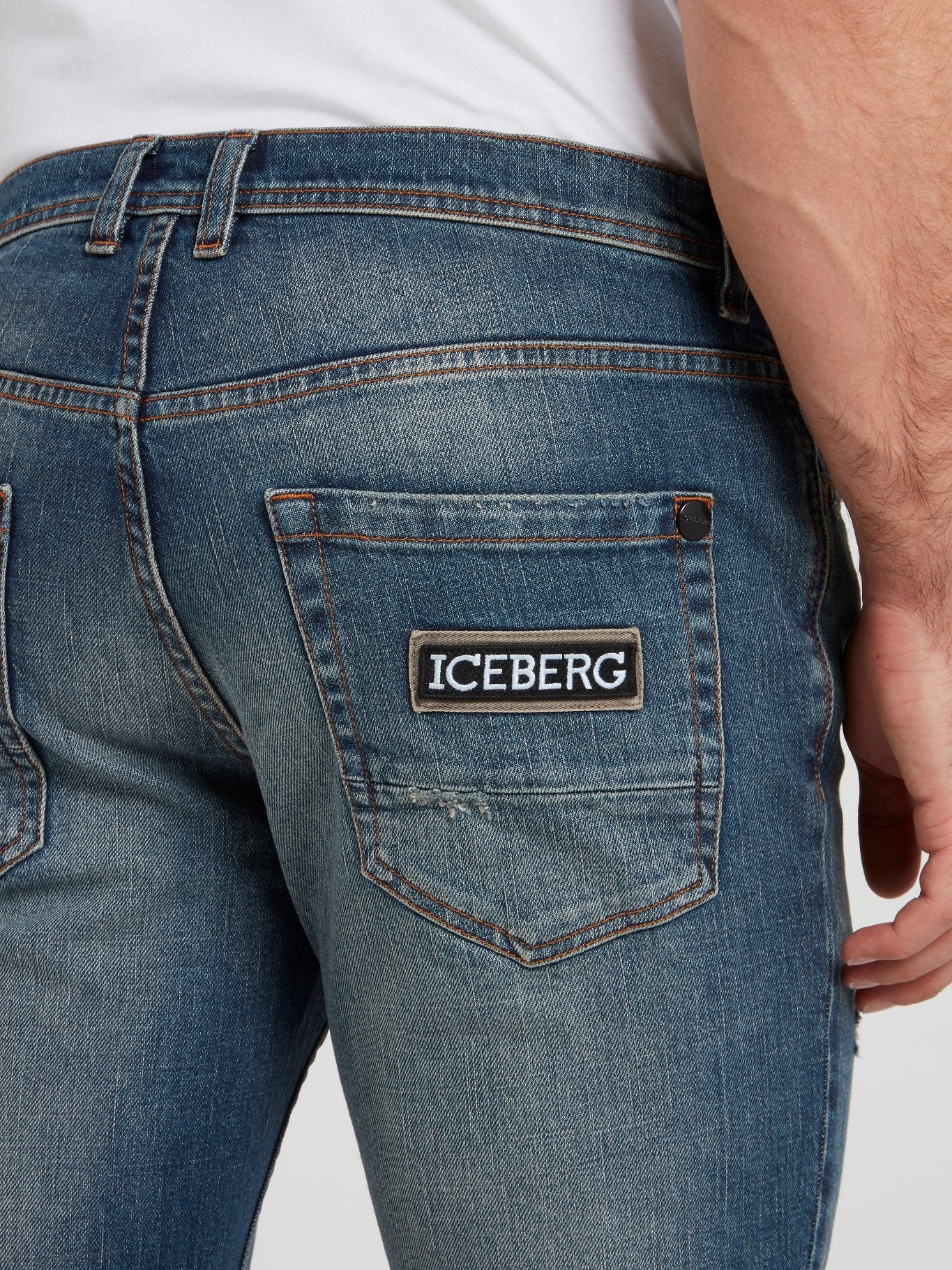 Прямые джинсы с рваной отделкой