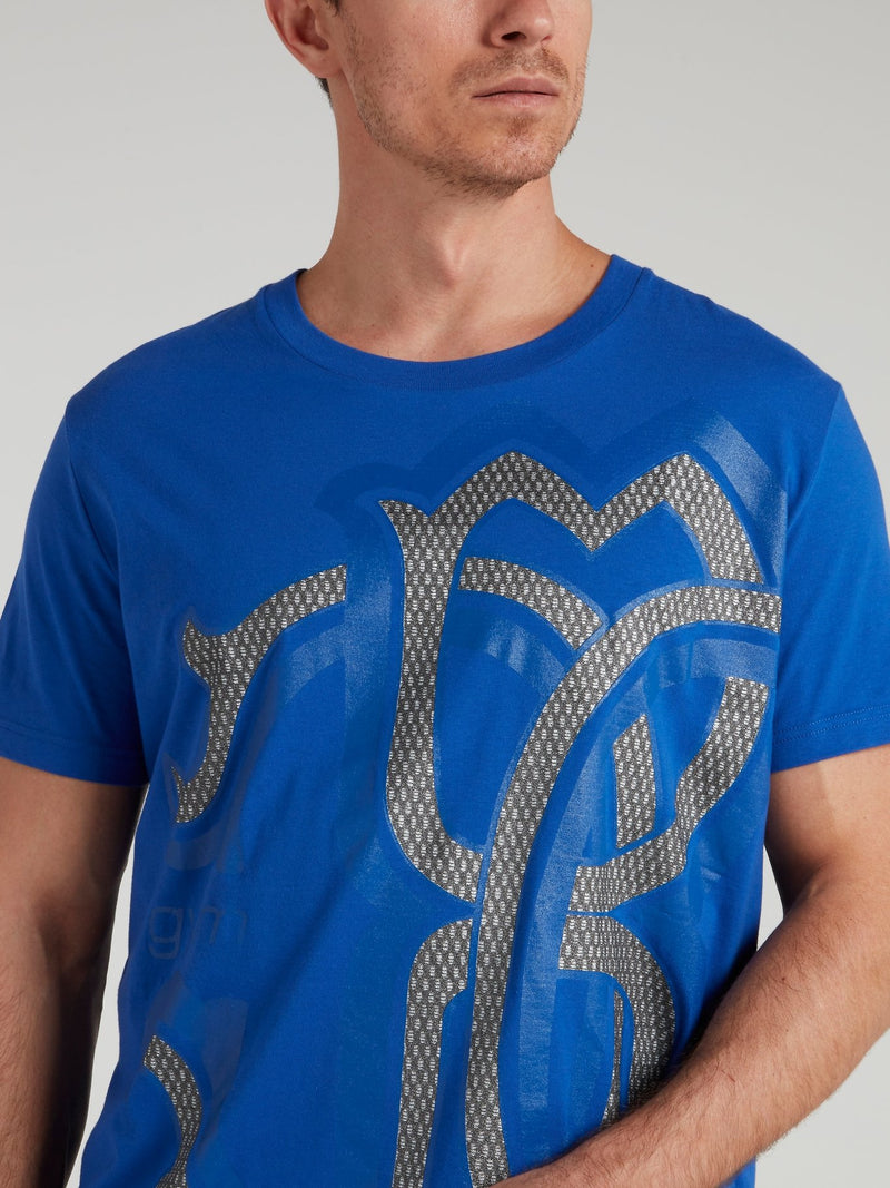 Синяя футболка с круглым вырезом и логотипом