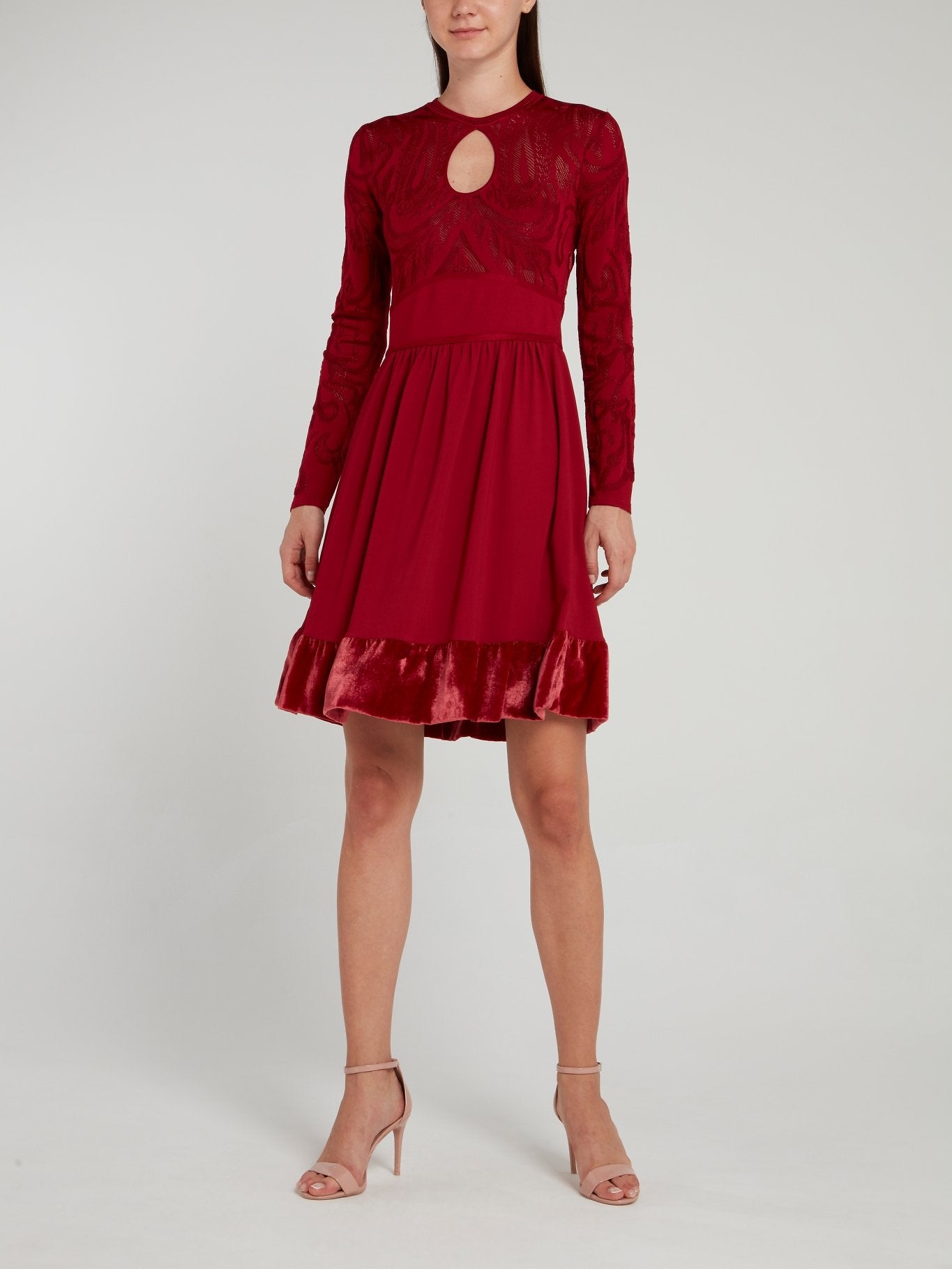Бордовое платье с вырезом "замочная скважина" и бархатным краем