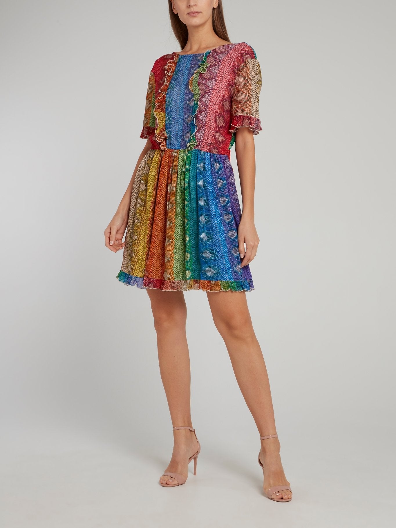 Разноцветное платье-мини с эффектом змеиной кожи и рюшами