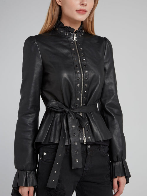 Черная кожаная куртка с оборками и поясом