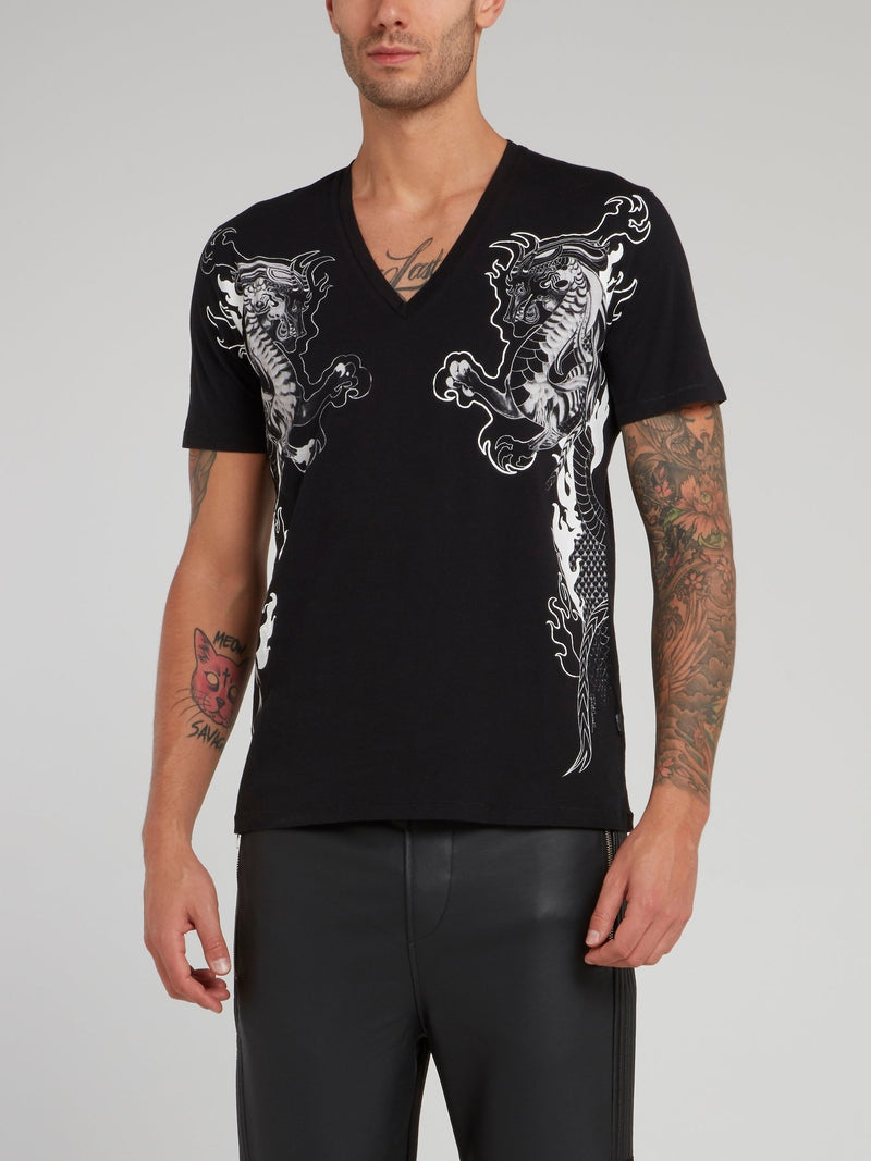 Черная футболка с V-образным вырезом и изображением дракона