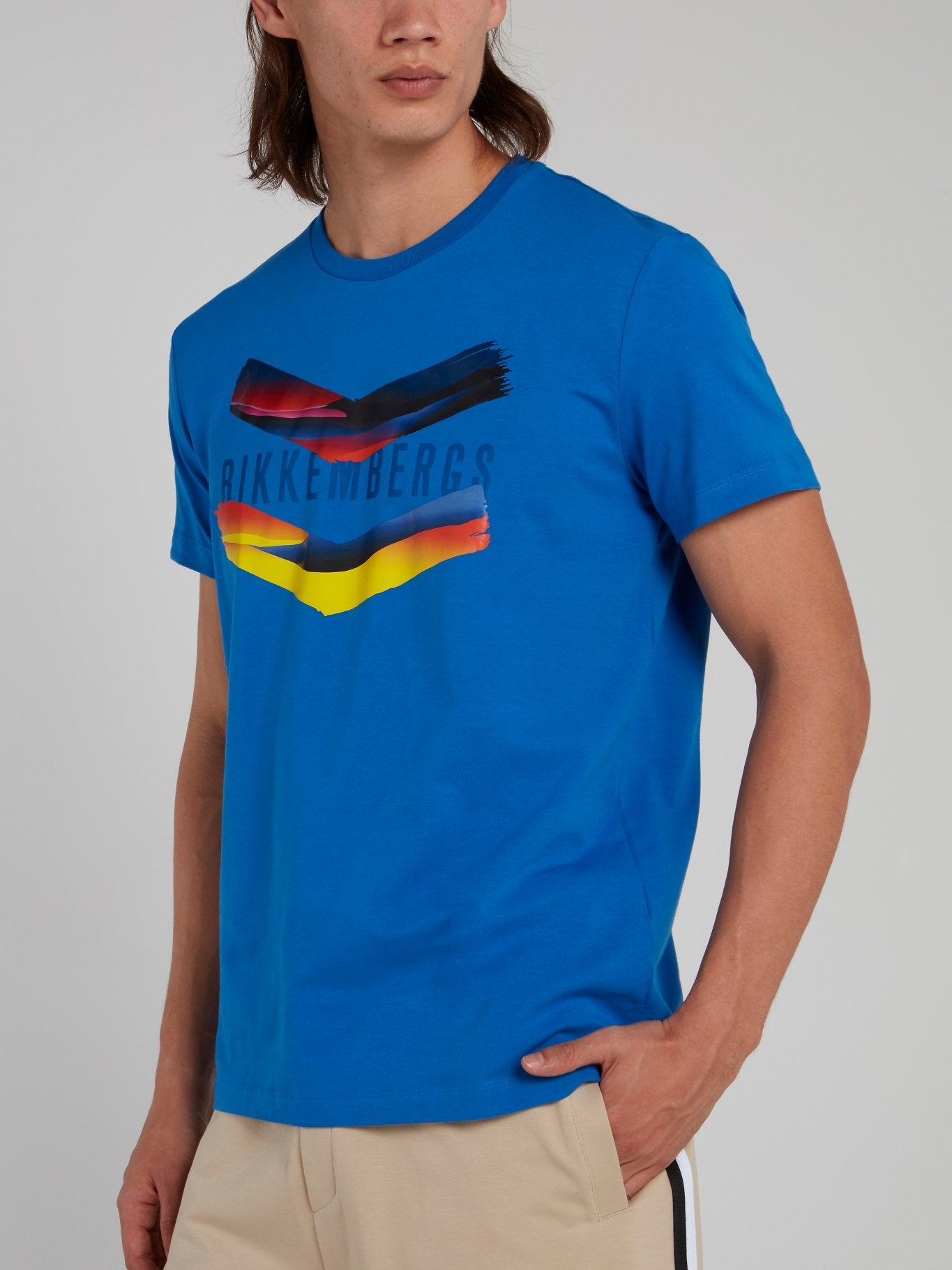 Синяя футболка с шевроном и логотипом