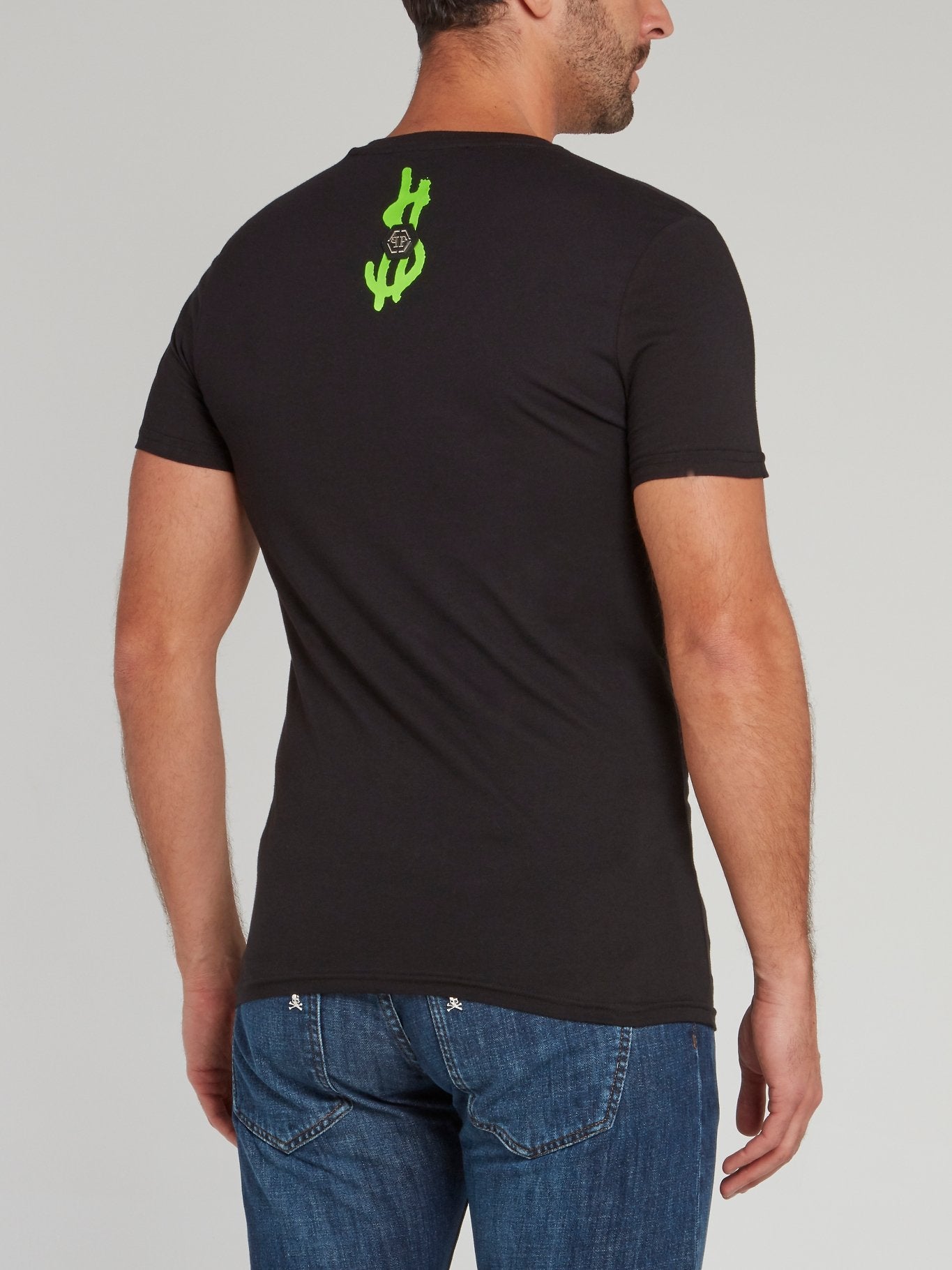 Черная футболка с V-образным вырезом, надписью и черепом