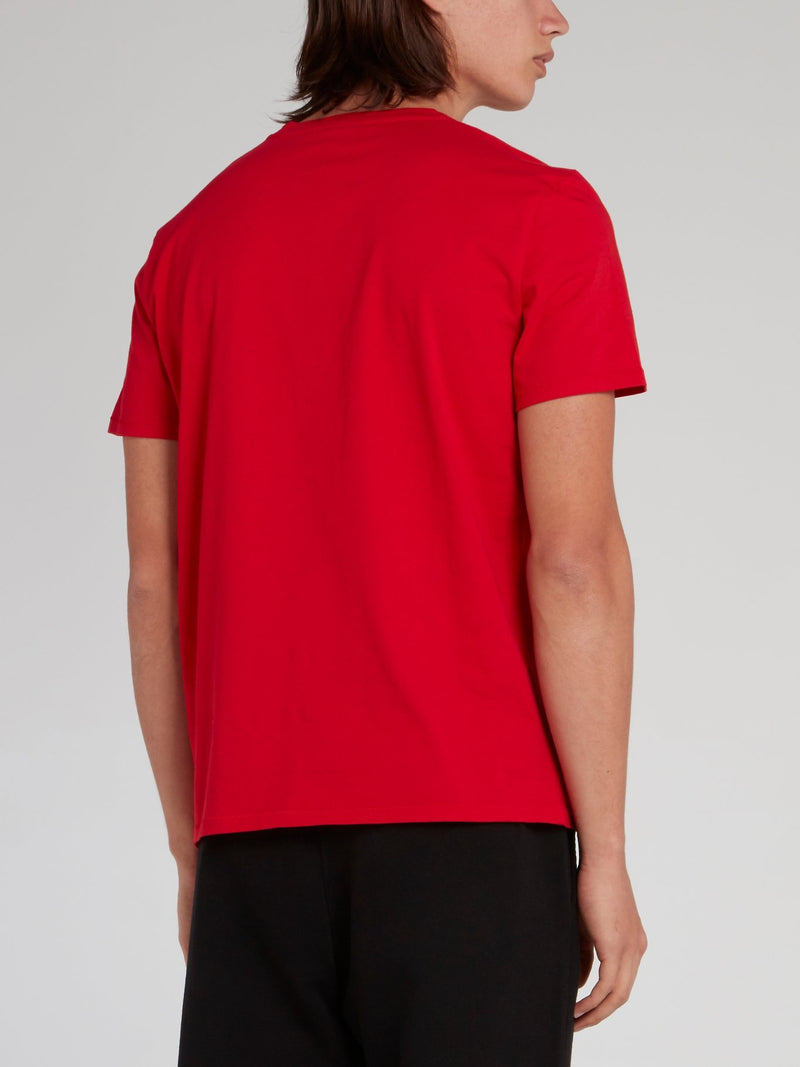 Красная футболка с абстрактным принтом