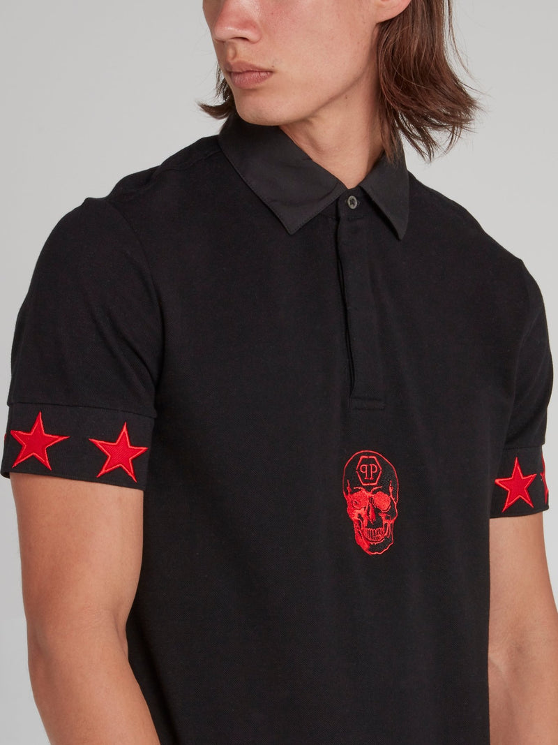 Черная рубашка поло с красными звездами и черепом