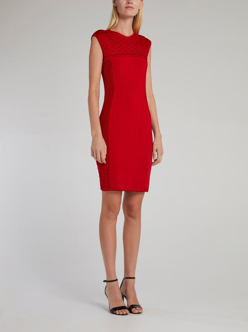 Красное облегающее платье с круглым вырезом