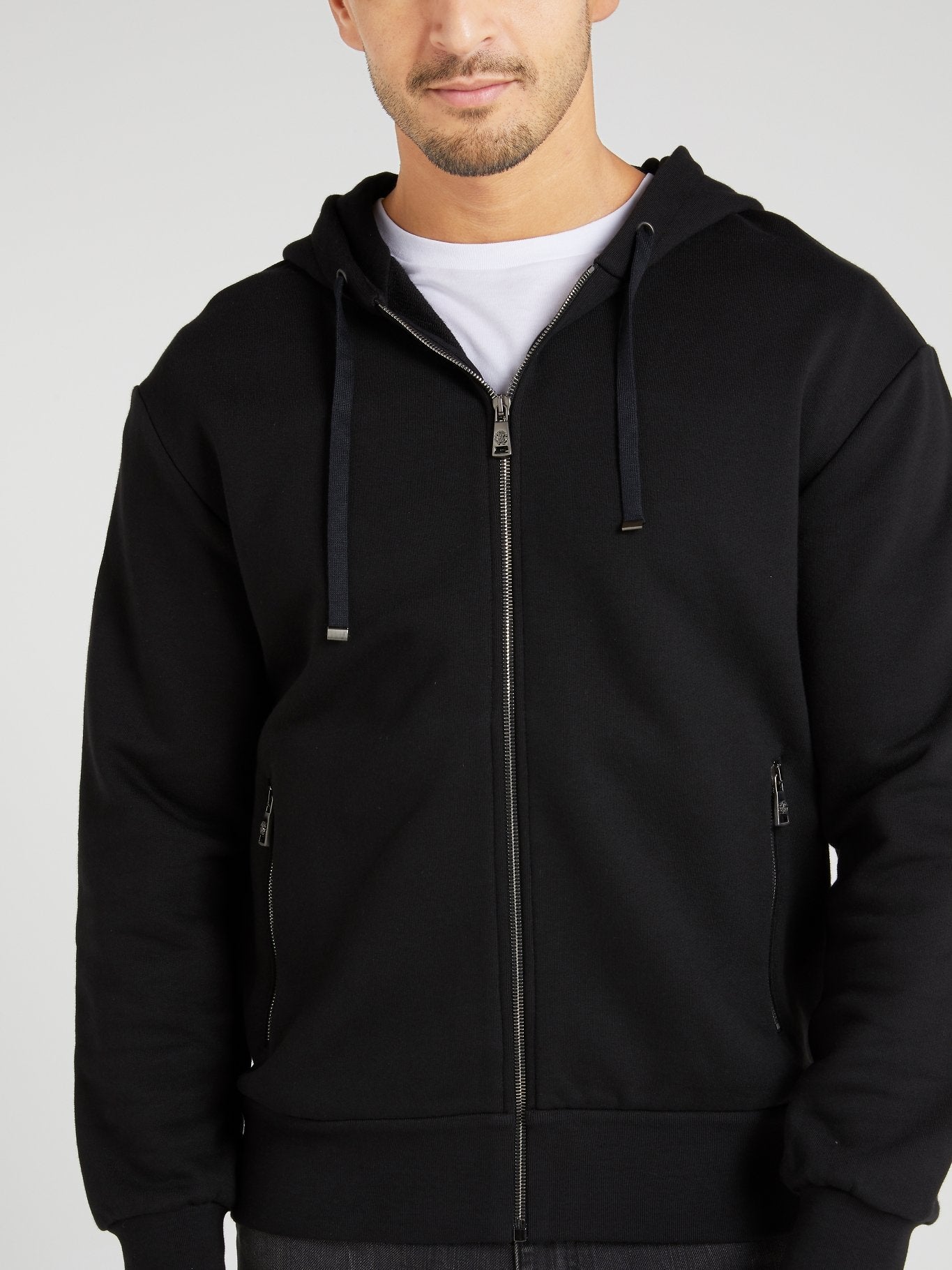 Черная куртка с вышитым на спине логотипом
