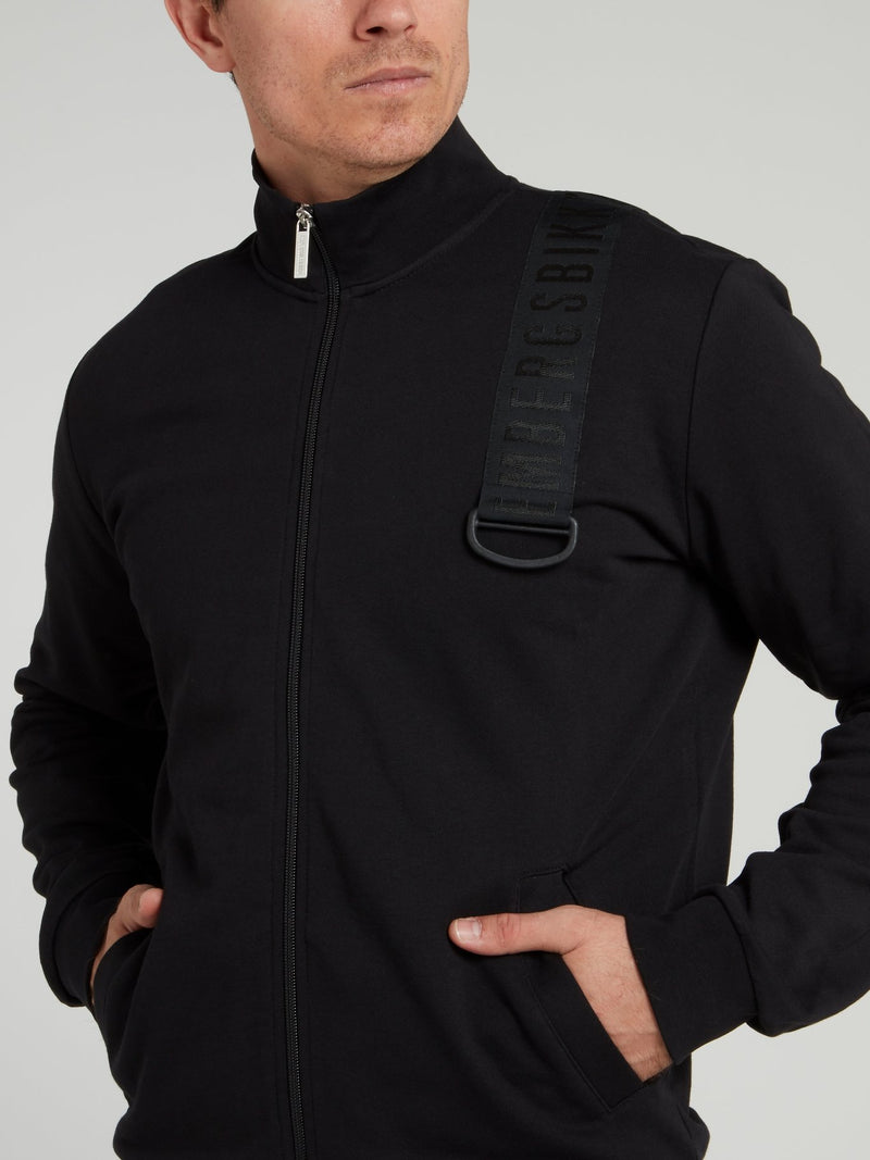 Черная куртка с высоким воротником и логотипом