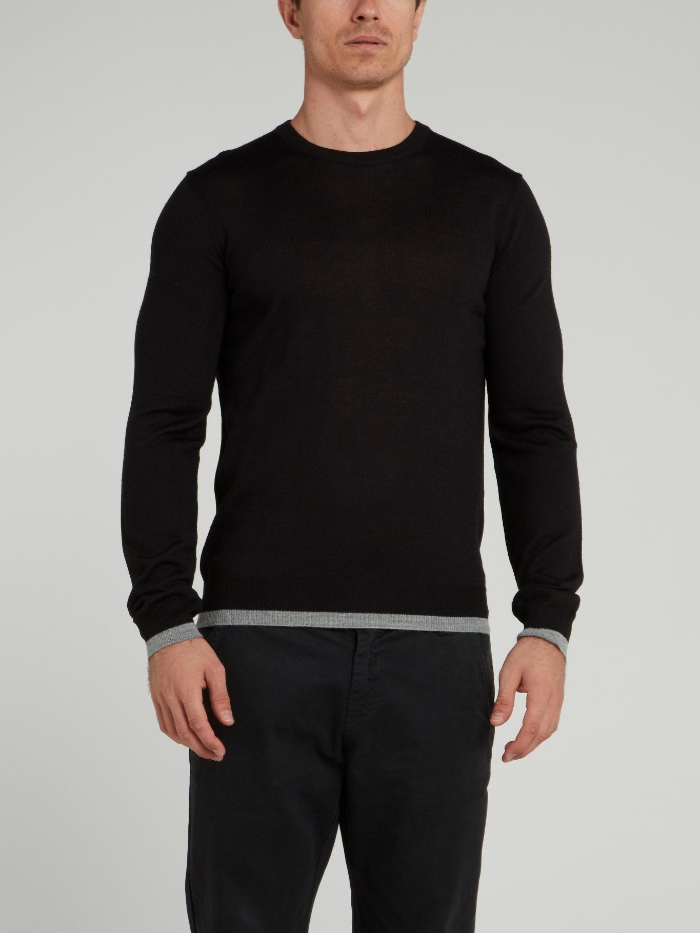 Черный свитер с логотипом на спине